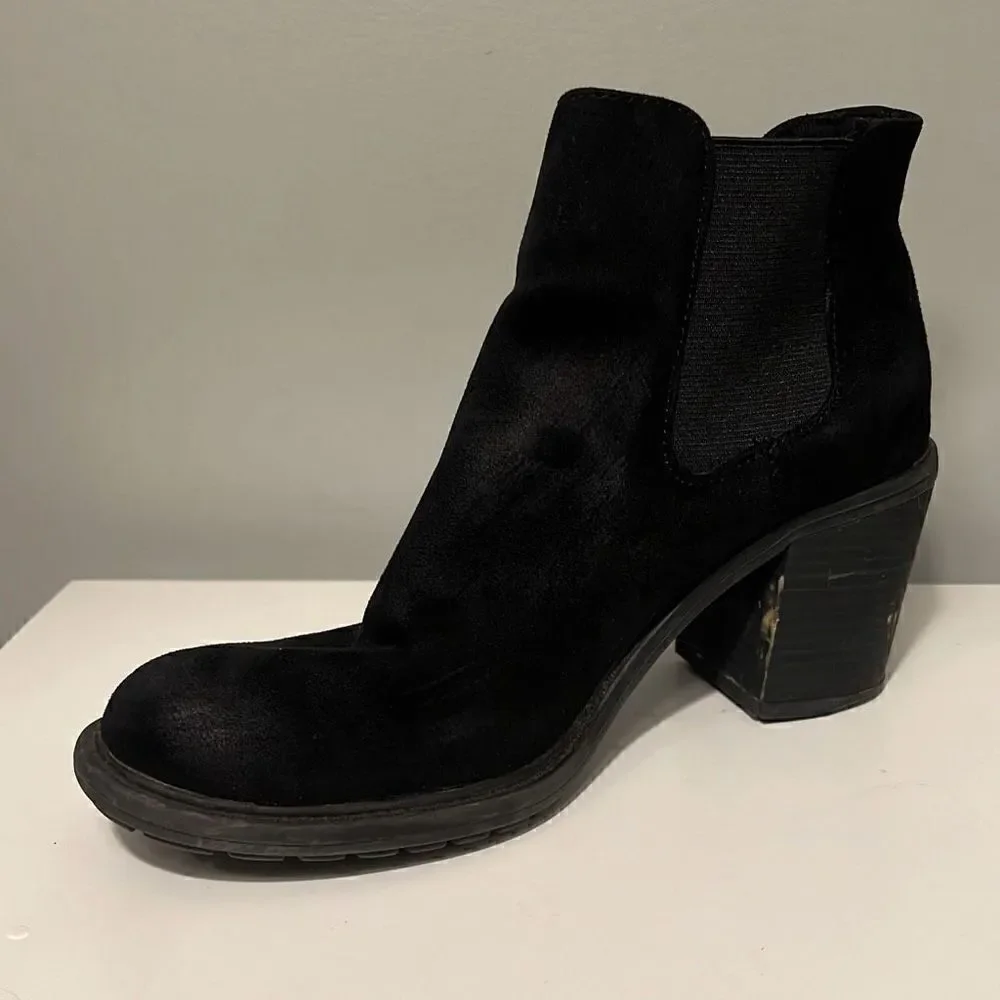 Merona Women's Black Classic Wedge Heel Slip On Slimming Ankle Boots Size 8